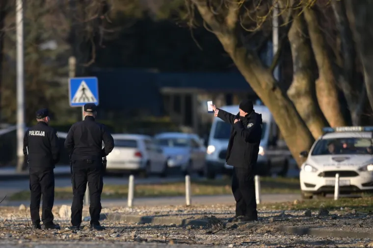 Pad neidentificirane letjelice na Jarunu. Krater je promjera tri metra, a dubine jedan metar. Evo kako izgleda danas