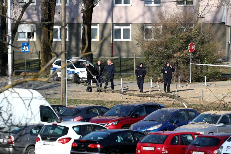 Pad neidentificirane letjelice na Jarunu. Krater je promjera tri metra, a dubine jedan metar. Evo kako izgleda danas