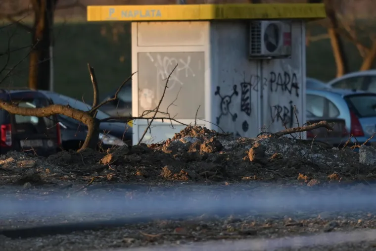 Pad neidentificirane letjelice na Jarunu. Krater je promjera tri metra, a dubine jedan metar. Evo kako izgleda danas