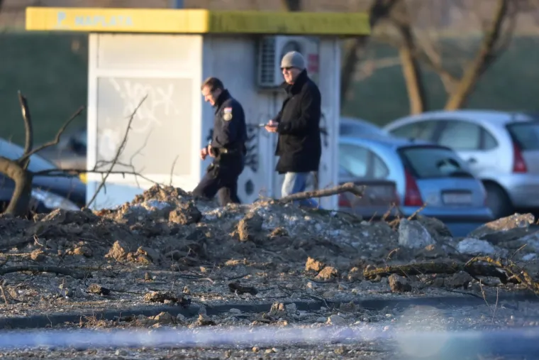 Pad neidentificirane letjelice na Jarunu. Krater je promjera tri metra, a dubine jedan metar. Evo kako izgleda danas