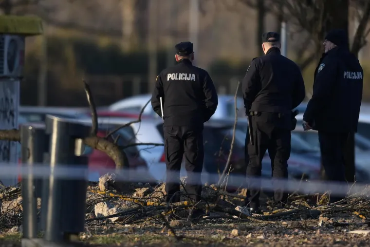 Pad neidentificirane letjelice na Jarunu. Krater je promjera tri metra, a dubine jedan metar. Evo kako izgleda danas