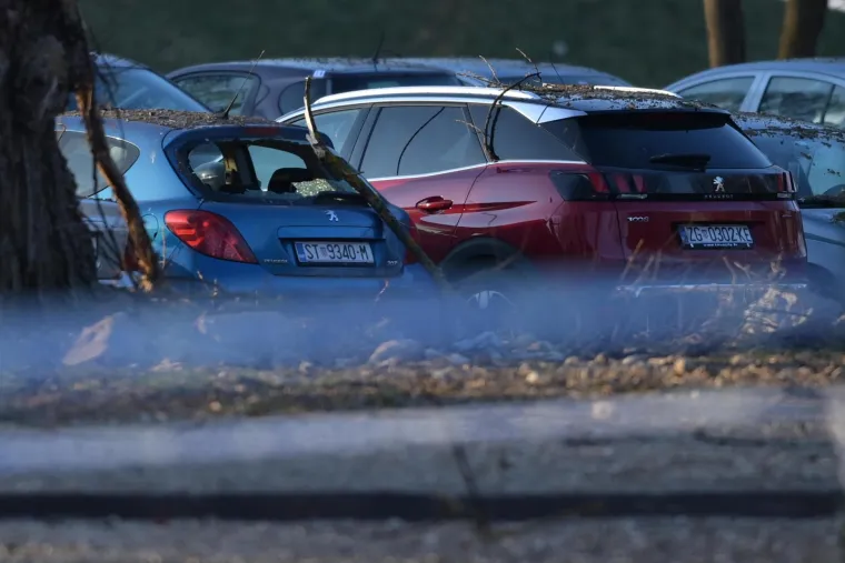 Pad neidentificirane letjelice na Jarunu. Krater je promjera tri metra, a dubine jedan metar. Evo kako izgleda danas
