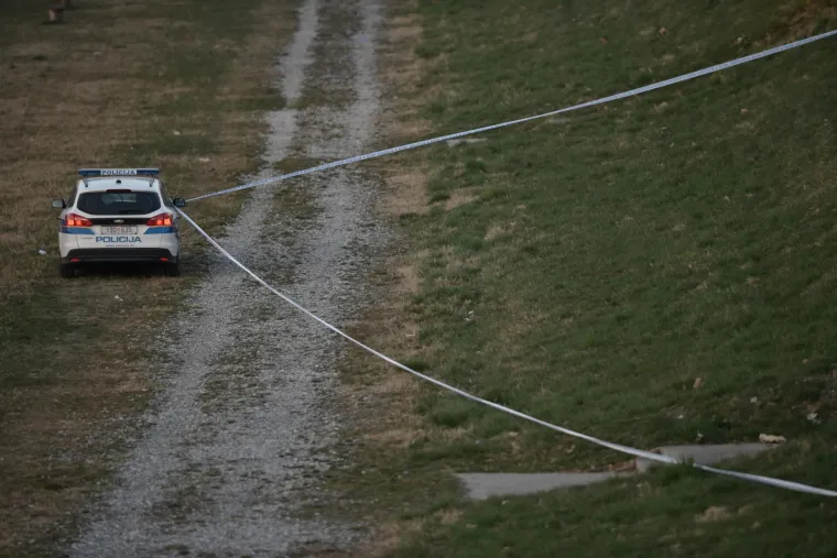 Pad neidentificirane letjelice na Jarunu. Krater je promjera tri metra, a dubine jedan metar. Evo kako izgleda danas