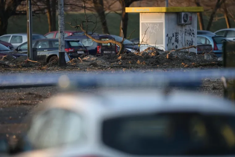 Pad neidentificirane letjelice na Jarunu. Krater je promjera tri metra, a dubine jedan metar. Evo kako izgleda danas