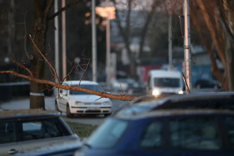 Pad neidentificirane letjelice na Jarunu. Krater je promjera tri metra, a dubine jedan metar. Evo kako izgleda danas