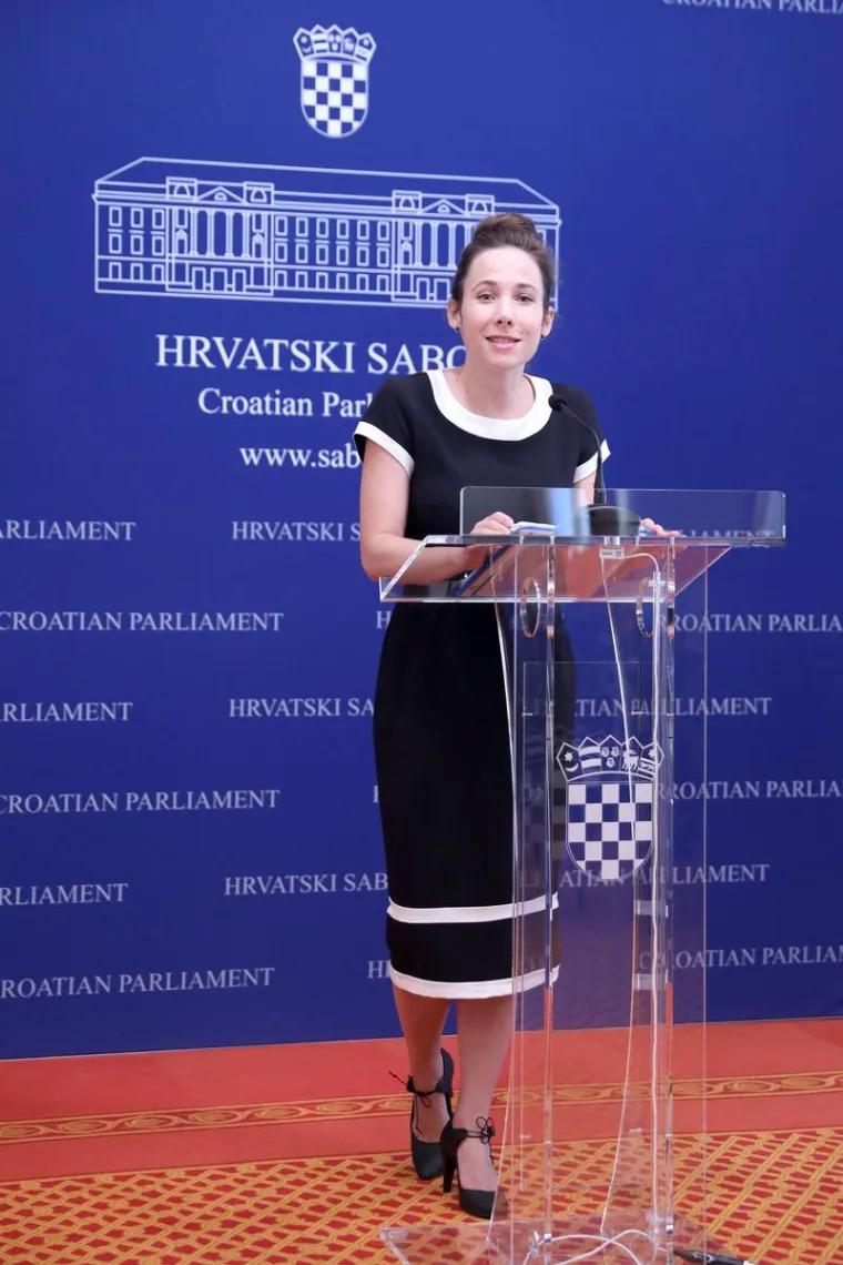 Mariji Selak Raspudić trudnoća odlično pristaje: U upečatljivoj haljini pokazala trudnički trbu&scaron;čić