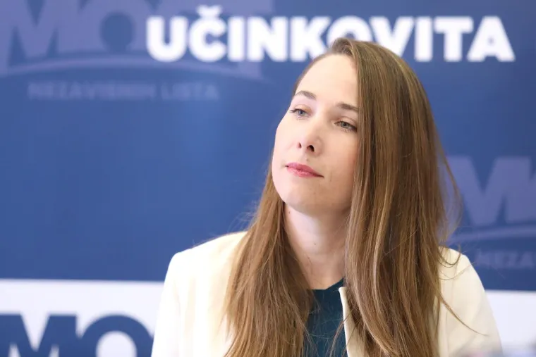 Mariji Selak Raspudić trudnoća odlično pristaje: U upečatljivoj haljini pokazala trudnički trbu&scaron;čić