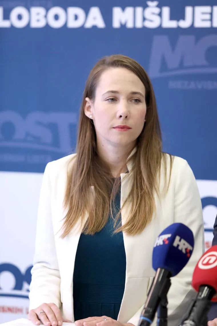 Mariji Selak Raspudić trudnoća odlično pristaje: U upečatljivoj haljini pokazala trudnički trbu&scaron;čić