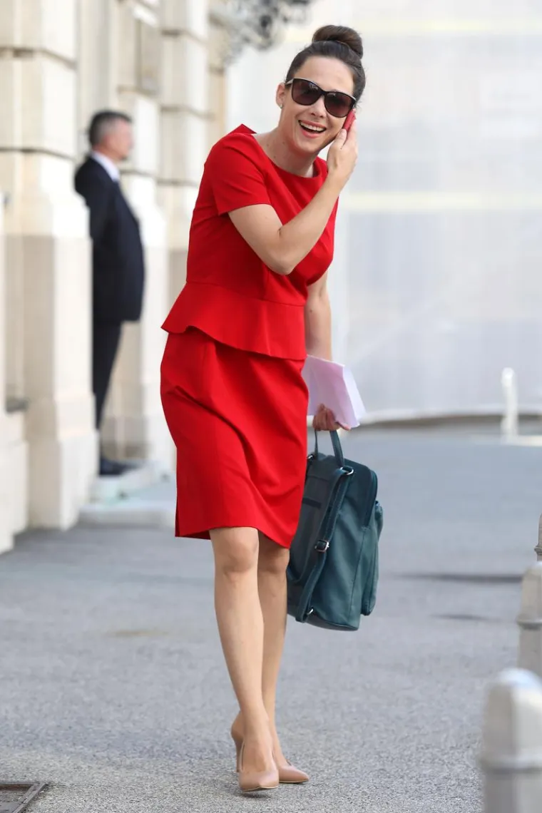 Mariji Selak Raspudić trudnoća odlično pristaje: U upečatljivoj haljini pokazala trudnički trbu&scaron;čić