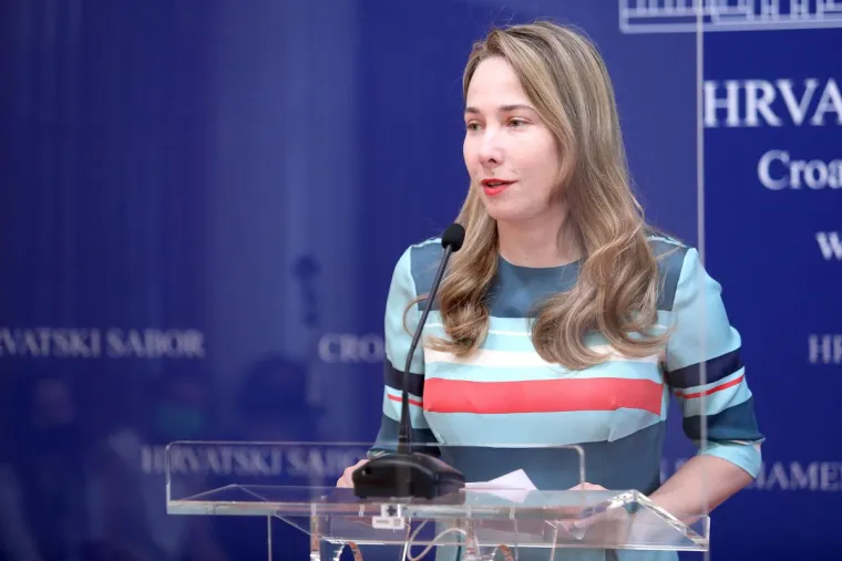 Mariji Selak Raspudić trudnoća odlično pristaje: U upečatljivoj haljini pokazala trudnički trbu&scaron;čić