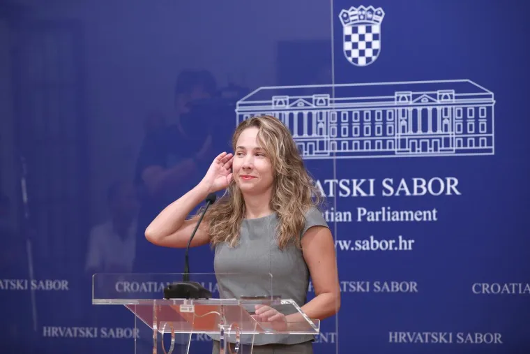 Mariji Selak Raspudić trudnoća odlično pristaje: U upečatljivoj haljini pokazala trudnički trbu&scaron;čić