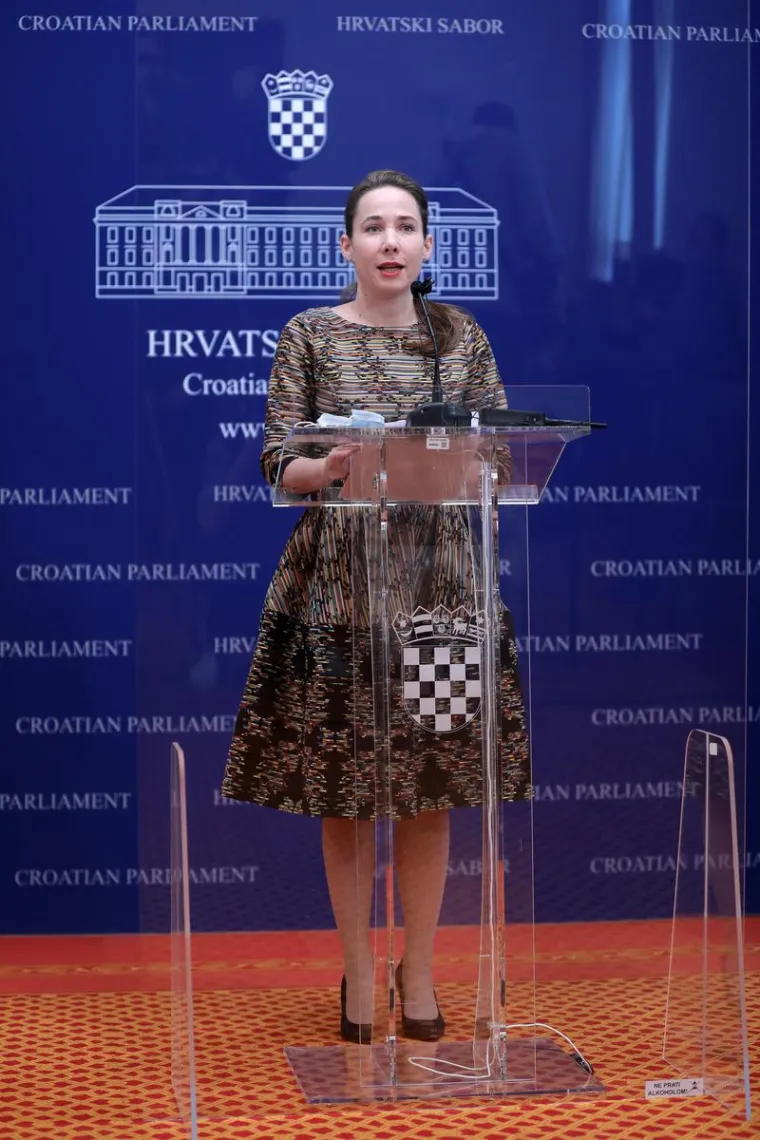 Mariji Selak Raspudić trudnoća odlično pristaje: U upečatljivoj haljini pokazala trudnički trbu&scaron;čić