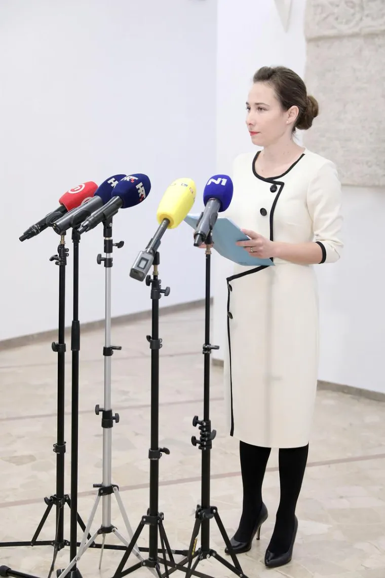 Mariji Selak Raspudić trudnoća odlično pristaje: U upečatljivoj haljini pokazala trudnički trbu&scaron;čić