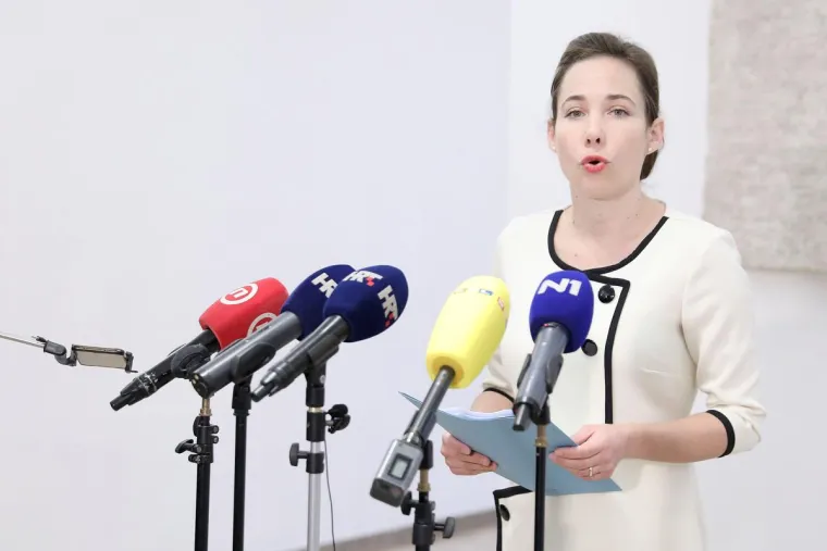 Mariji Selak Raspudić trudnoća odlično pristaje: U upečatljivoj haljini pokazala trudnički trbu&scaron;čić