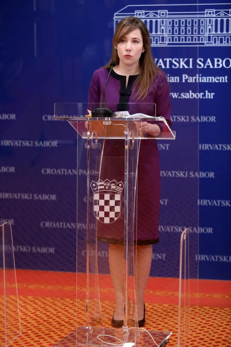 Mariji Selak Raspudić trudnoća odlično pristaje: U upečatljivoj haljini pokazala trudnički trbu&scaron;čić