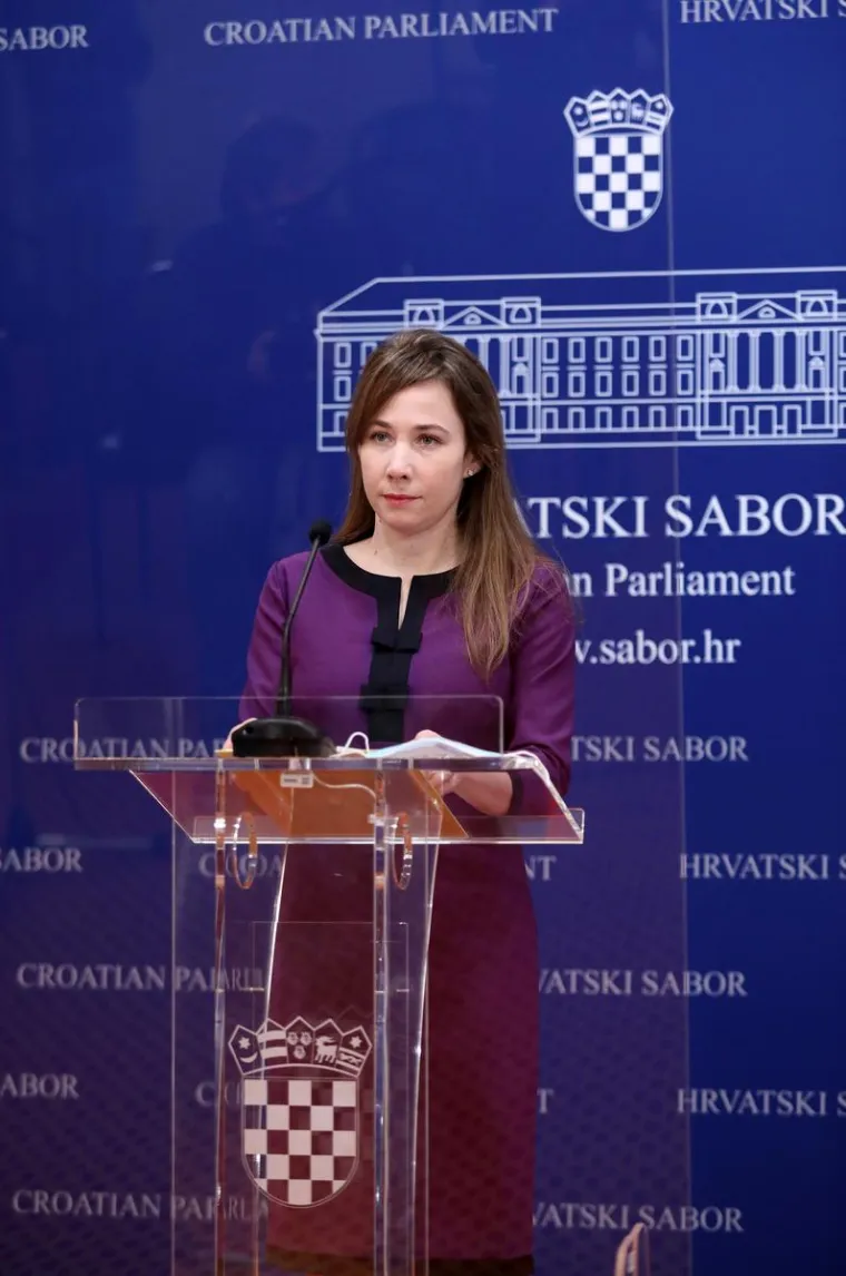 Mariji Selak Raspudić trudnoća odlično pristaje: U upečatljivoj haljini pokazala trudnički trbu&scaron;čić