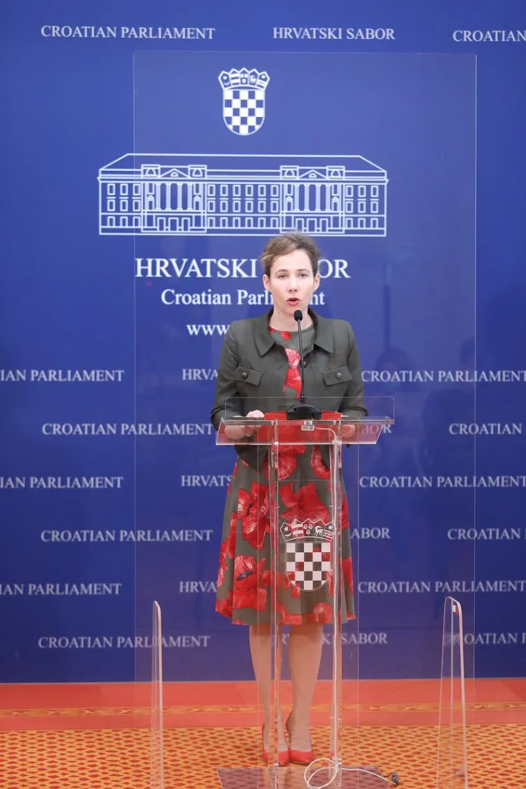 Mariji Selak Raspudić trudnoća odlično pristaje: U upečatljivoj haljini pokazala trudnički trbu&scaron;čić