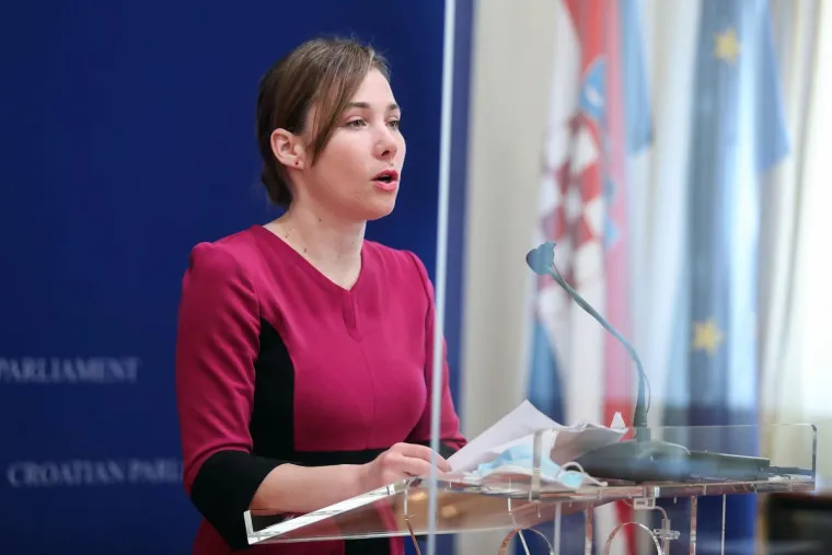 Mariji Selak Raspudić trudnoća odlično pristaje: U upečatljivoj haljini pokazala trudnički trbu&scaron;čić