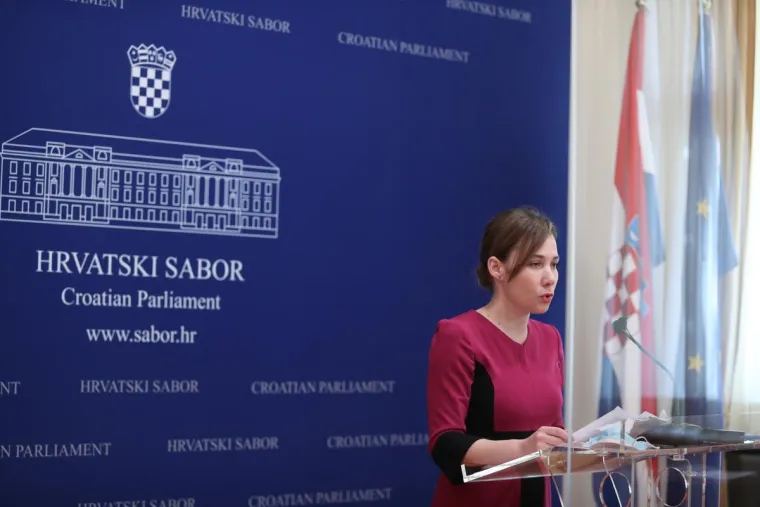 Mariji Selak Raspudić trudnoća odlično pristaje: U upečatljivoj haljini pokazala trudnički trbu&scaron;čić