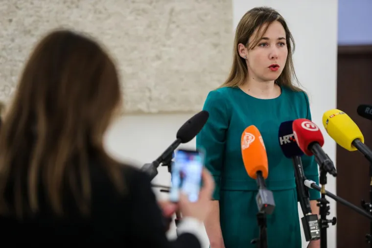 Mariji Selak Raspudić trudnoća odlično pristaje: U upečatljivoj haljini pokazala trudnički trbu&scaron;čić