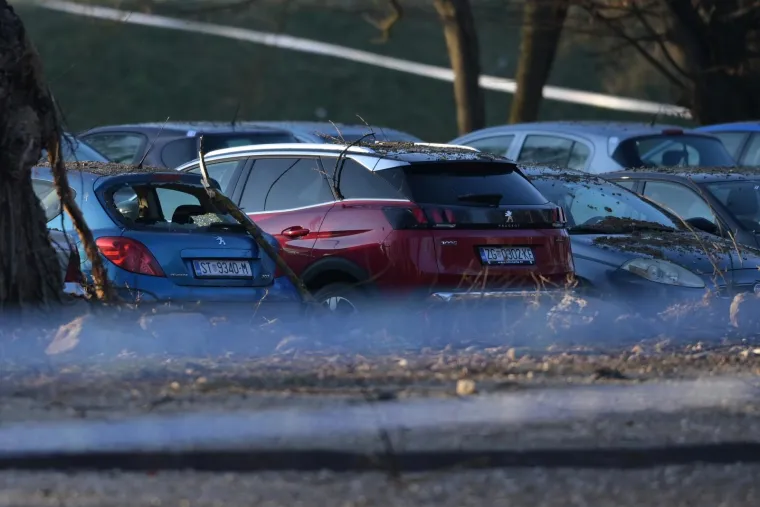 Uni&scaron;teni automobili, ogroman krater: Pogledajte kako izgleda mjesto gdje je s neba pala letjelica u Zagrebu