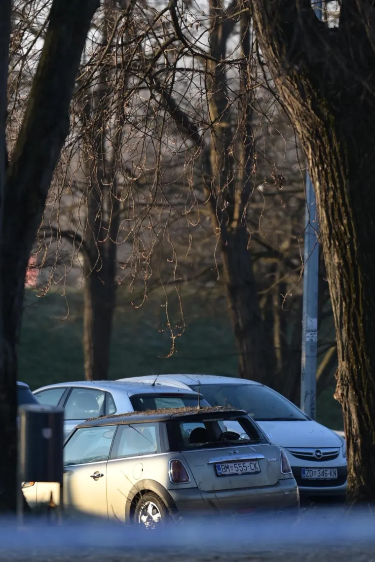 Uni&scaron;teni automobili, ogroman krater: Pogledajte kako izgleda mjesto gdje je s neba pala letjelica u Zagrebu