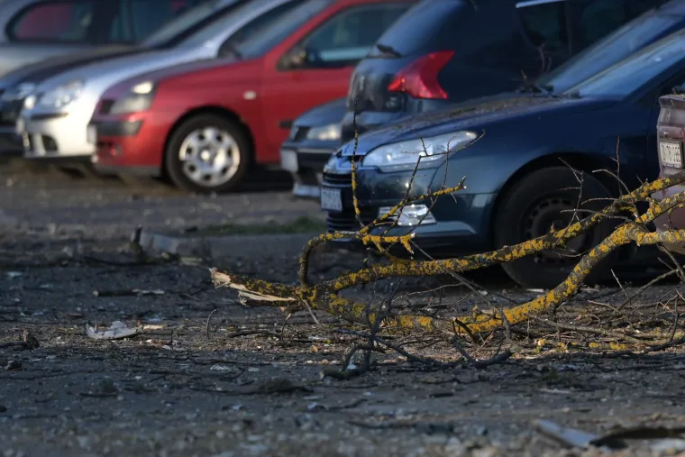 Uni&scaron;teni automobili, ogroman krater: Pogledajte kako izgleda mjesto gdje je s neba pala letjelica u Zagrebu