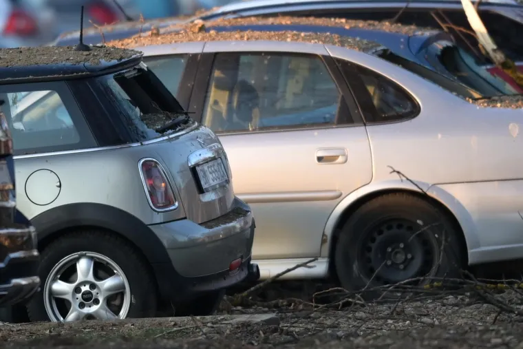 Uni&scaron;teni automobili, ogroman krater: Pogledajte kako izgleda mjesto gdje je s neba pala letjelica u Zagrebu