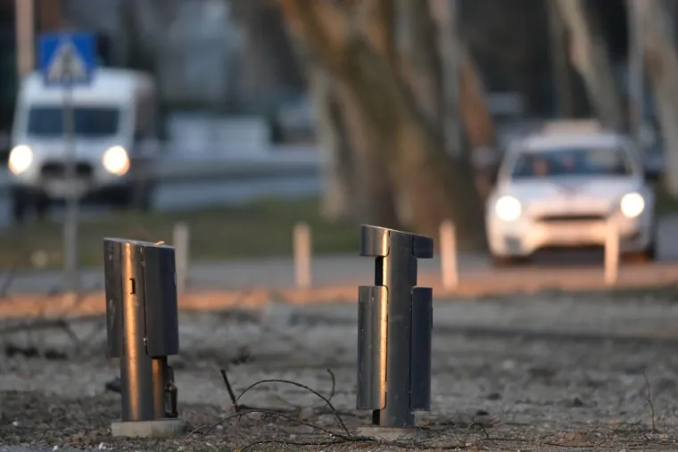 Uni&scaron;teni automobili, ogroman krater: Pogledajte kako izgleda mjesto gdje je s neba pala letjelica u Zagrebu