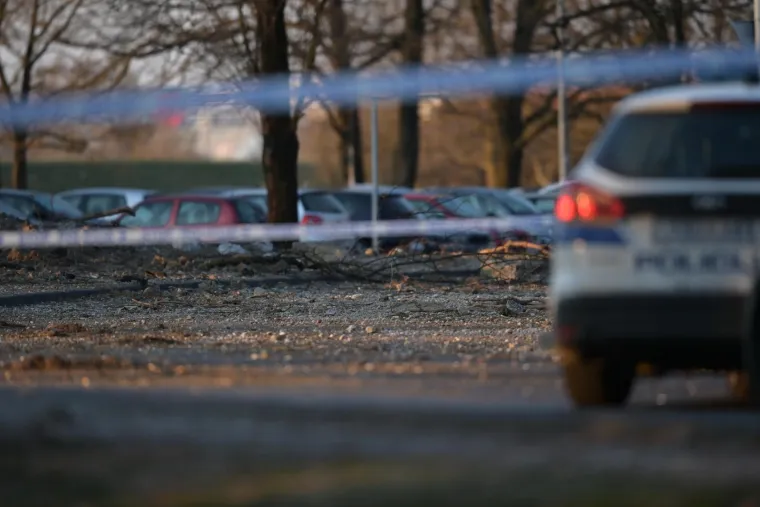 Uni&scaron;teni automobili, ogroman krater: Pogledajte kako izgleda mjesto gdje je s neba pala letjelica u Zagrebu