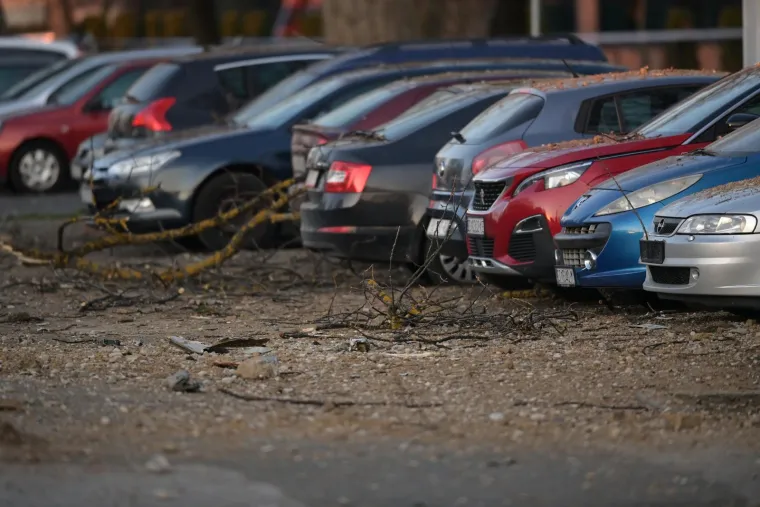 Uni&scaron;teni automobili, ogroman krater: Pogledajte kako izgleda mjesto gdje je s neba pala letjelica u Zagrebu