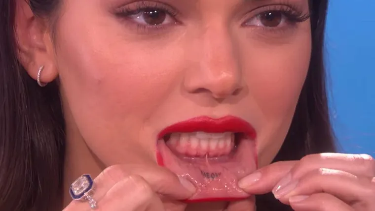 Kendall Jenner je tetovirala unutarnji dio usne na kojoj piše &quot;meow&quot;. Naime, Kendall je u showu Ellen DeGeneres priznala da je to dala napraviti kada je bila pijana, također je otkrila da to nije bila dobra ideja. &quot;Nema pravog smisla iza toga, samo sam htjela moći reći da imam tetovažu na licu&quot;, kazala je Kendall.