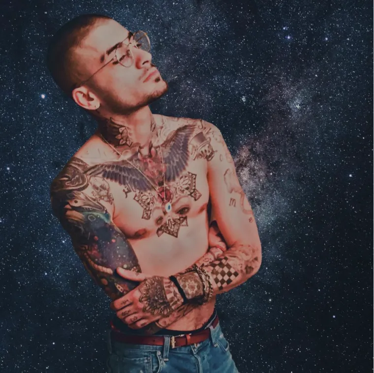 Zayn Malik ima puno tetovaža, a iza mnogih od njih stoje (nesretne) priče. Oči koje vidite između njegovih grudi posvećene su bivšoj djevojci Gigi Hadid. Malik je također imao crtanu tetovažu svoje bivše zaručnice Perrie Edwards na bicepsu, ali ju je prikrio nečim što izgleda kao mračna galaksija nakon što je počeo izlaziti s Hadid, piše Cosmopolitan. Ovaj pjevač ima čak 46 tetovaža, neke od njih uključuju ime njegovog oca, Yaser, broj 25 (koji je tetovirao kada je imao 25 godina) i Gigine oči.