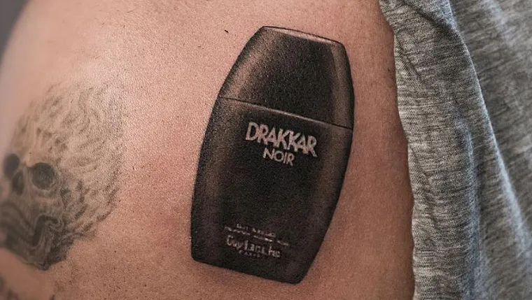 U međuvremenu, Drake je na ramenu tetovirao bočicu kolonjske vode. Svi znamo da je Drake zanimljivo ljudsko biće, a njegovi obožavatelji uočili su da na ruci ima tetoviranu sliku Rihanne. Reper navodno ima više od 35 tetovaža.