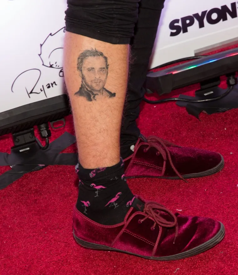 Prijatelji pjevača Ryana Cabrere natjerali su ga da tetovira lice glumca Ryana Goslinga tijekom igre &quot;tattoo ruleta&quot;. &quot;Jako sam ponosan na to&quot;, rekao je jednom prilikom, piše Cosmoplitan. 