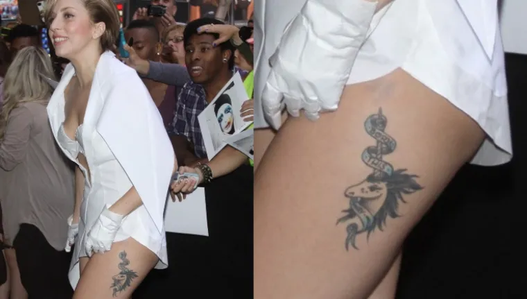 Lady Gaga odlučila je obilježiti svoj kultni album &quot;Born This Way&quot; tetovažom jednoroga i svitkom naslova albuma omotanim oko roga. Lady Gaga ima preko 20 tetovaža i većina ih se nalazi na lijevoj strani njezina tijela. Pjevačica je ocu obećala da će &quot;ostati s jedne strane pomalo normalna&quot;, ali to nije dugo potrajalo. Njezine tetovaže uključuju dirljive počasti članovima obitelji, umjetničke suradnje i njezine albume.
