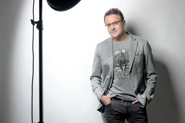 Osnovnu školu i gimnaziju završio je u Zenici, a nakon završene srednje škole, upisao je glumu na Akademiji za kazalište, film i televiziju u Zagrebu. Kako njegovi roditelji te 1991. godine nisu imali dovoljno novca za njegovo školovanje, morao se snalaziti na razne načine. Svoju glumačku karijeru započeo je pri samom kraju školovanja, u Satiričkom kazalištu Kerempuh.