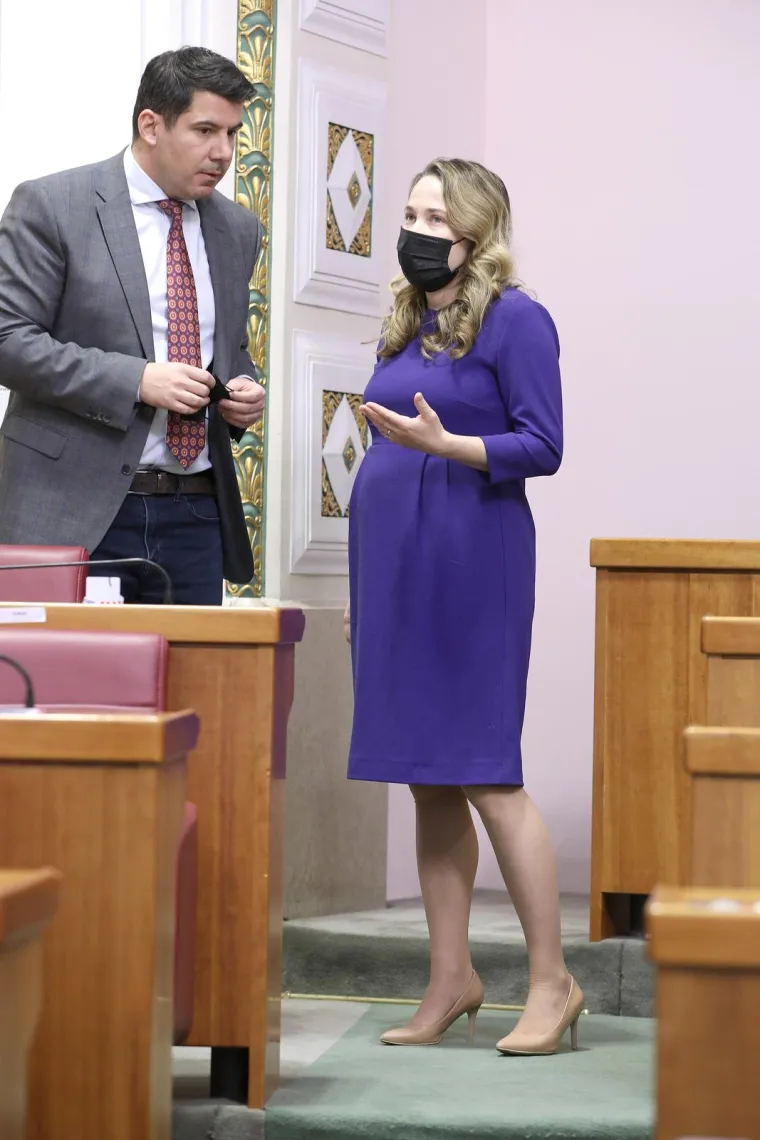 Mariji Selak Raspudić trudnoća odlično pristaje: U upečatljivoj haljini pokazala trudnički trbu&scaron;čić