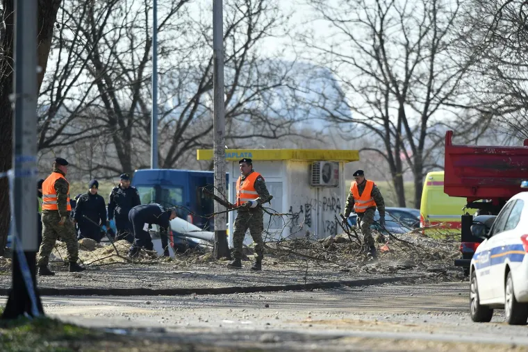 Vojska i vatrogasci izvlače letjelicu koja je pala u Zagrebu
