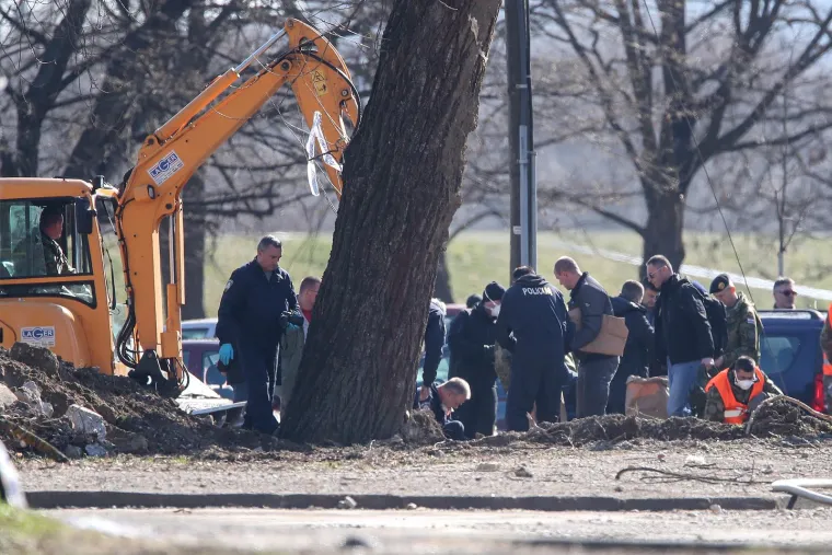 Vojska i vatrogasci izvlače letjelicu koja je pala u Zagrebu
