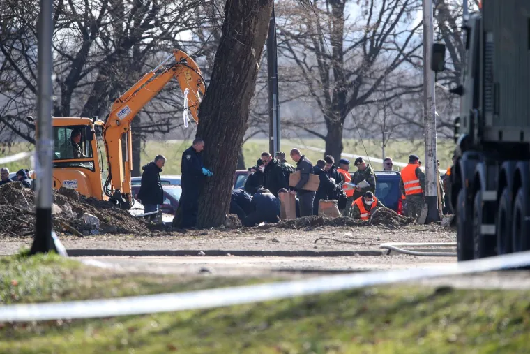 Vojska i vatrogasci izvlače letjelicu koja je pala u Zagrebu