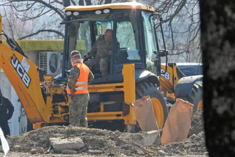 Vojska i vatrogasci izvlače letjelicu koja je pala u Zagrebu