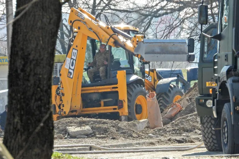 Vojska i vatrogasci izvlače letjelicu koja je pala u Zagrebu