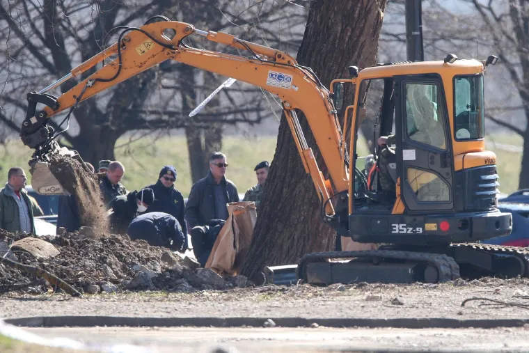 Vojska i vatrogasci izvlače letjelicu koja je pala u Zagrebu