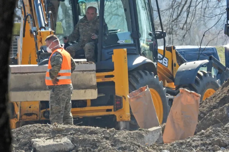 Vojska i vatrogasci izvlače letjelicu koja je pala u Zagrebu