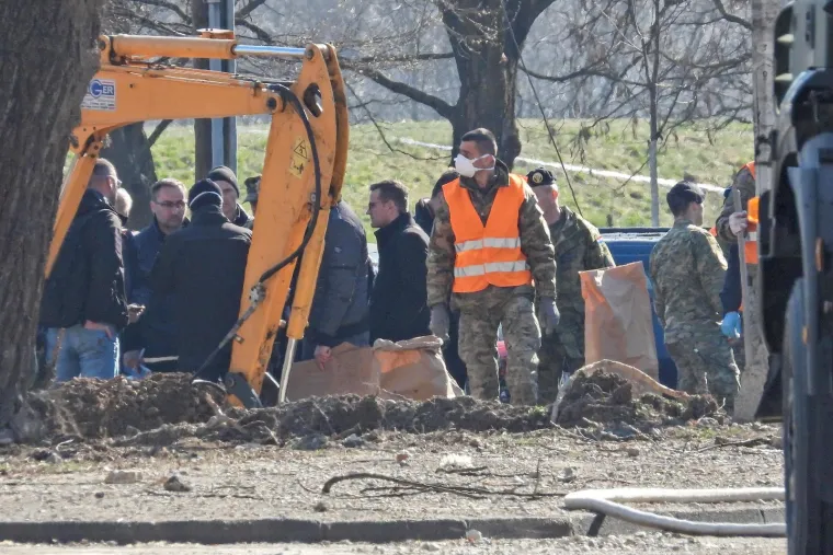 Vojska i vatrogasci izvlače letjelicu koja je pala u Zagrebu
