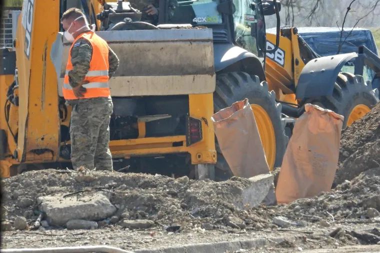 Vojska i vatrogasci izvlače letjelicu koja je pala u Zagrebu