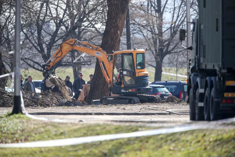 Vojska i vatrogasci izvlače letjelicu koja je pala u Zagrebu