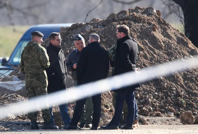 Vojska i vatrogasci izvlače letjelicu koja je pala u Zagrebu