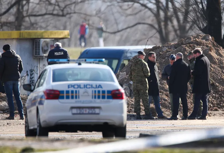 Vojska i vatrogasci izvlače letjelicu koja je pala u Zagrebu